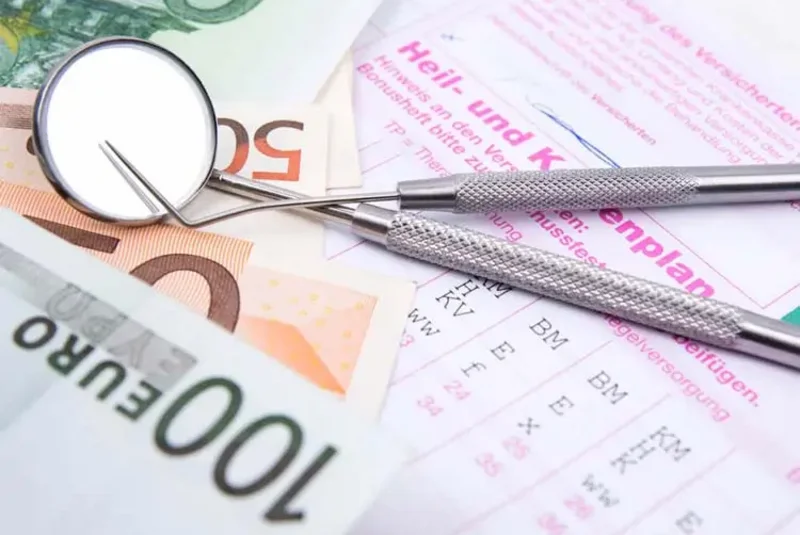 Zahnärztliche Instrumente auf verschiedenen Euro-Banknoten und einem Heil- und Kostenplan